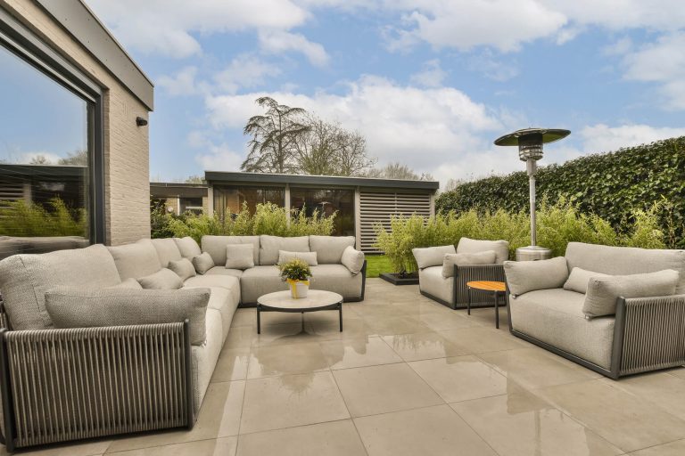 Terrassenbelag aus Feinsteinzeugplatten.