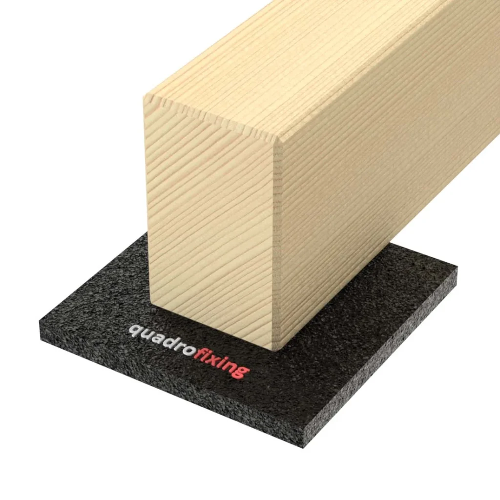 Holzbalken auf einer QUADRO PAD Gummiunterlage.