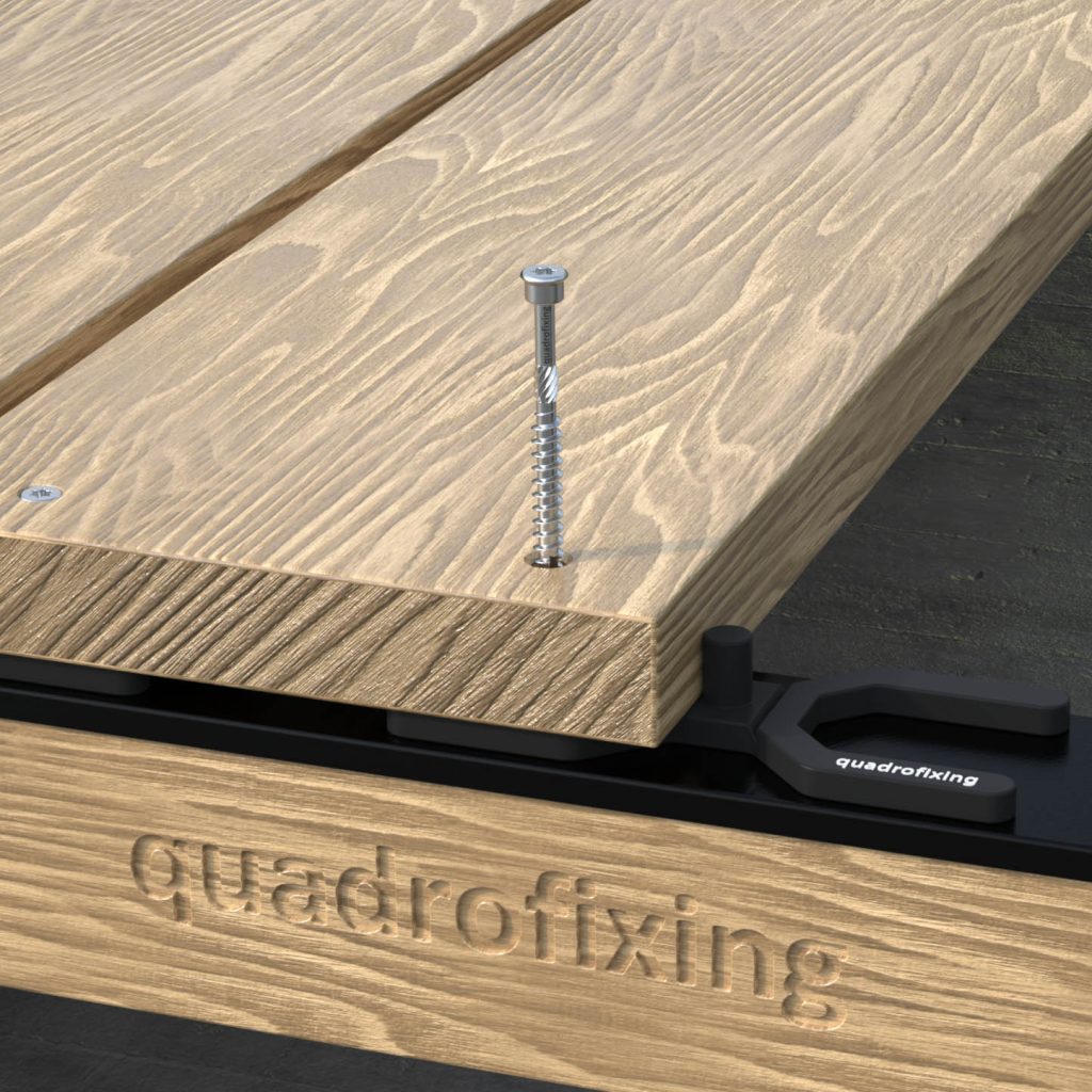 QUADROFIX TERRIX Schraube befestigt eine Terrassendiele mit QUADRO H Abstandhalter und QUADRO TAPE Schutzband.