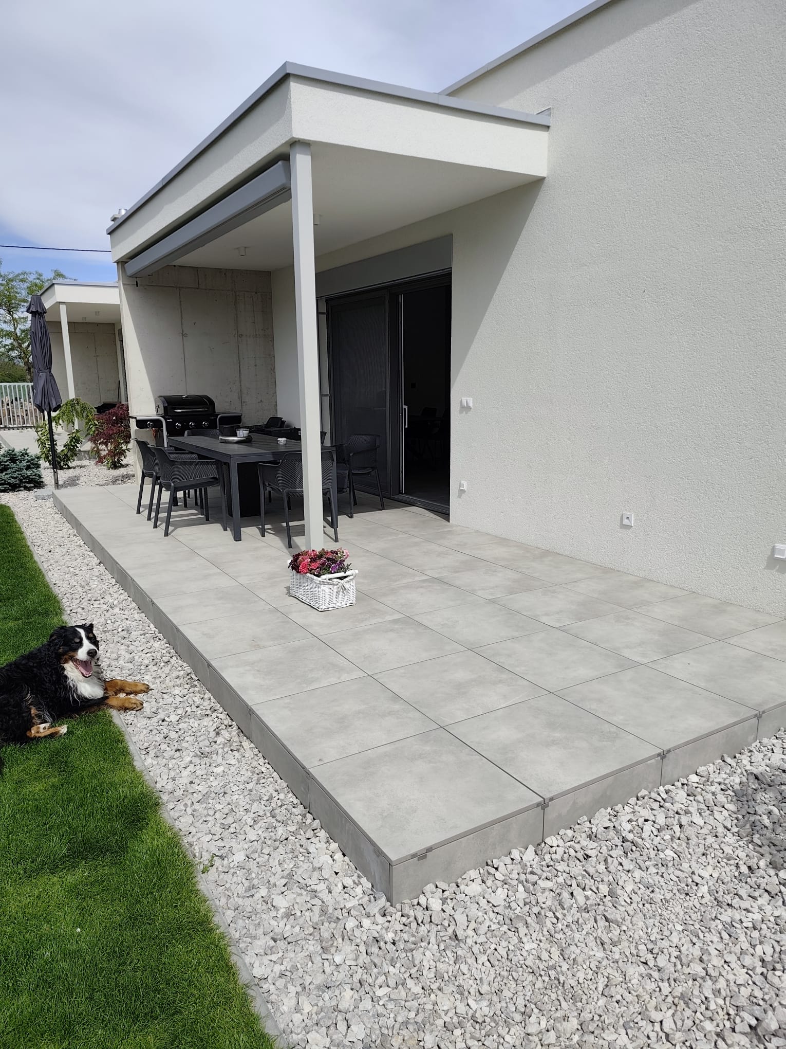 Randabschluss für Terrassenplatten auf Stelzlagern mit Edelstahlclips