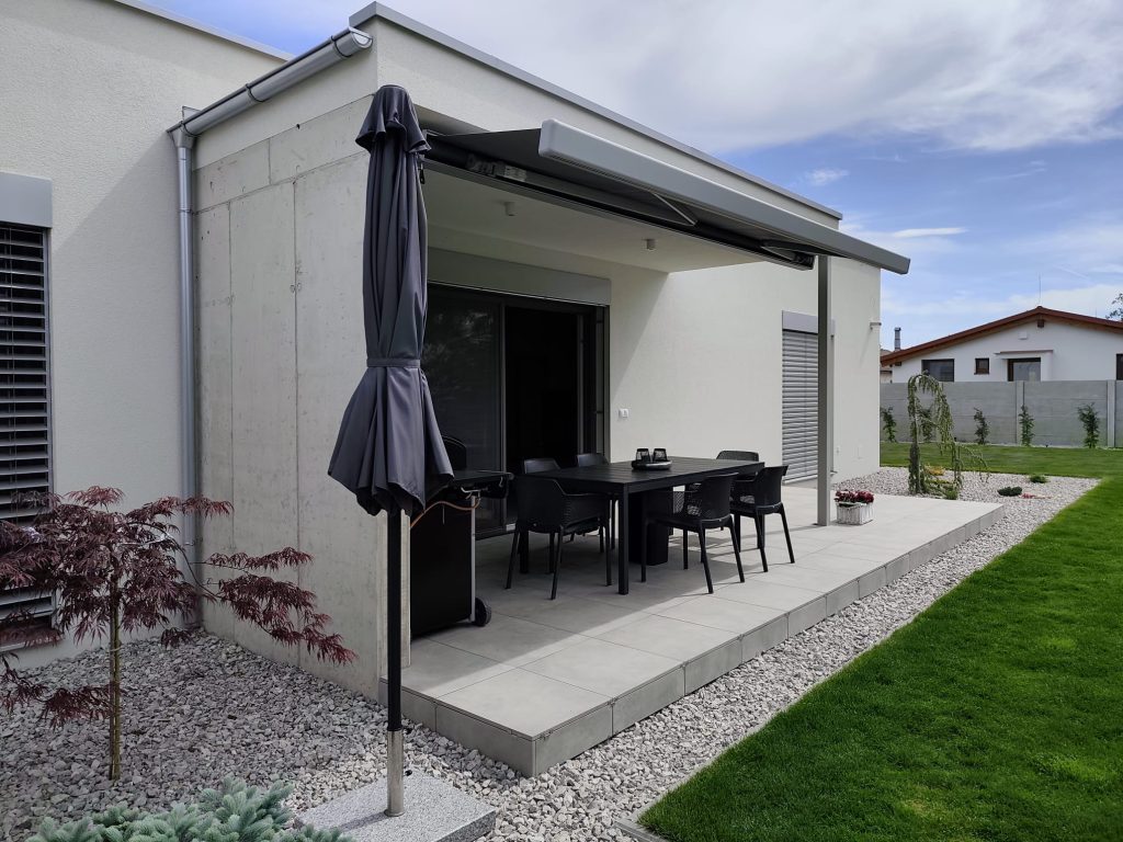 Terrassenplatten auf Stelzlagern mit senkrechtem Randabschluss.