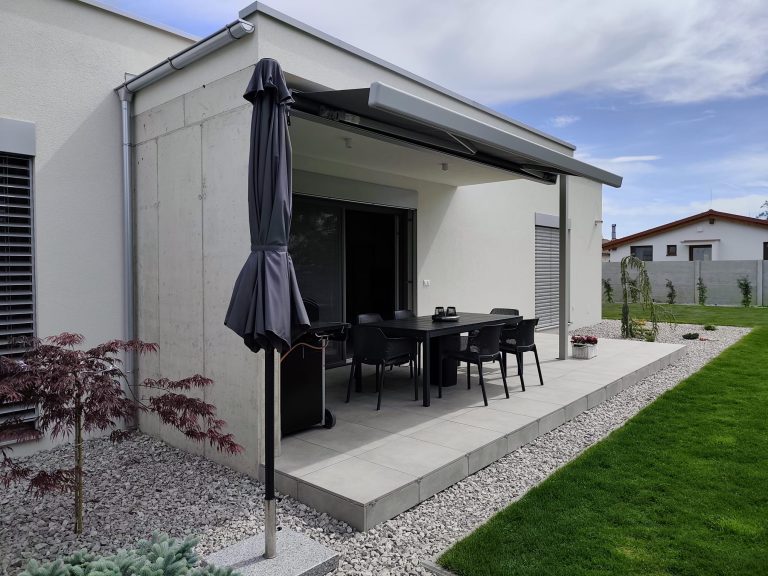 Terrassenplatten auf Stelzlagern mit senkrechtem Randabschluss.