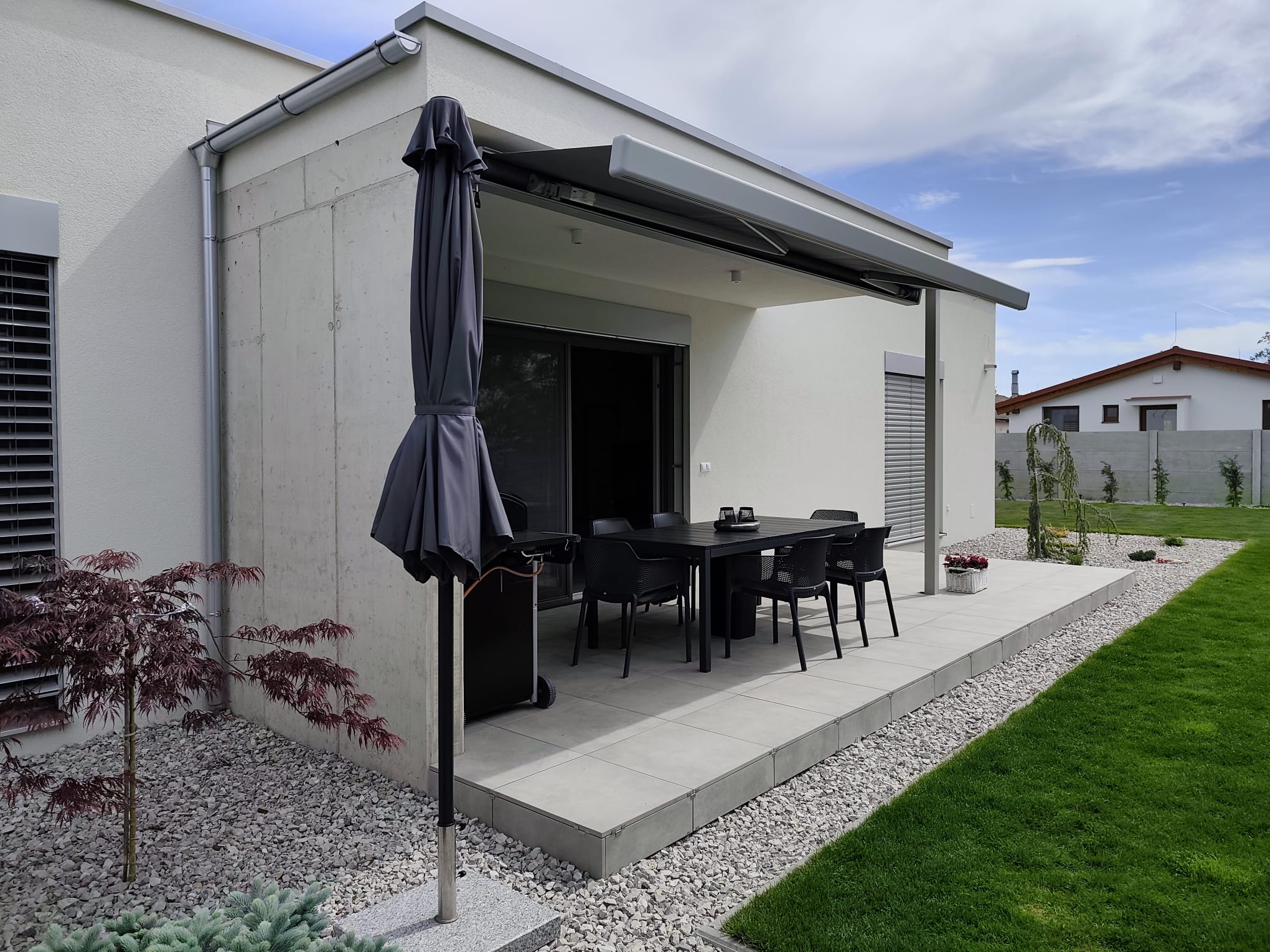 Randabschluss für Terrassenplatten auf Stelzlagern mit Edelstahlclips